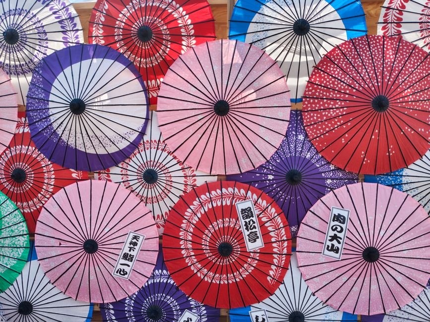 Photo d'un vrai parapluies Japonais Wagasa Devant Une Maison De Thé