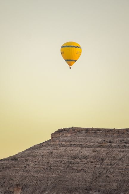 Photo d'un vrai ballon au-dessus d'une falaise à phare
