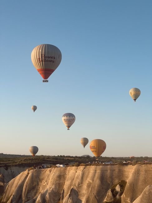 Photo d'un vrai ballon au-dessus d'une falaise à phare