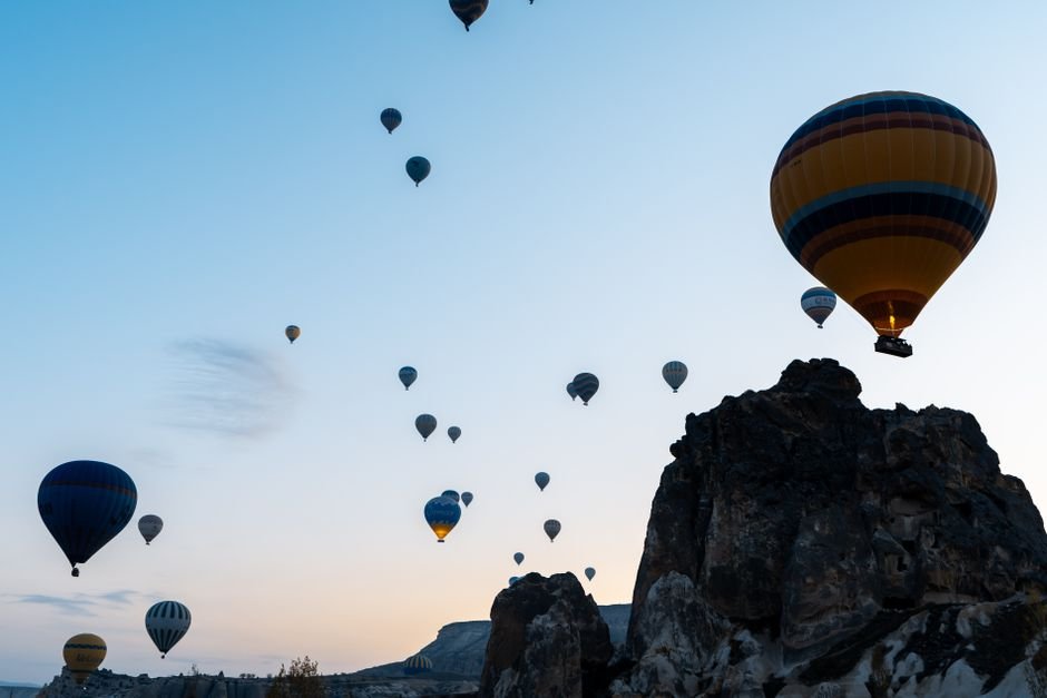 Photo d'un vrai ballon au-dessus d'une falaise à phare