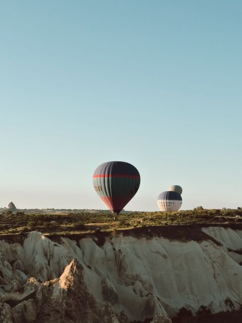 Photo d'un vrai ballon au-dessus d'une falaise à phare