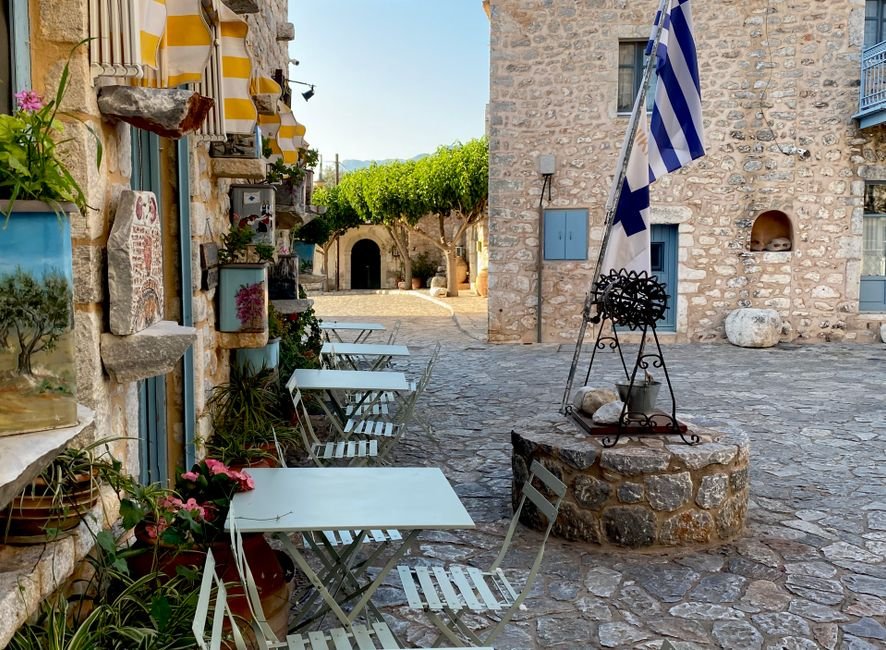 Photo d'un vrai jardin grec aux bougainvilliers blanchis